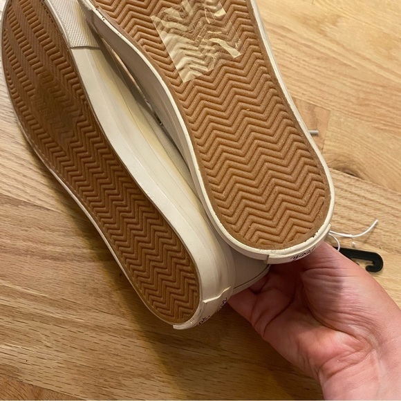 Disney Winnie the Pooh Canvas High Top Sneakers NEW Sz 8 Tan - Picture 5 of 7